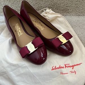 🎀🛍️SALVATORE FERRAGAMO BURGUNDY PATENT LEATHER PUMP LIKE NEW SZ: Euro 38, 7–71/2